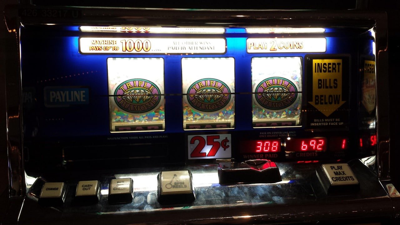 777kya Live Baccarat Table ပေါ်တွင် Real Dealer ဖြင့် ကားပြပေးနေသောမြင်ကွင်း
